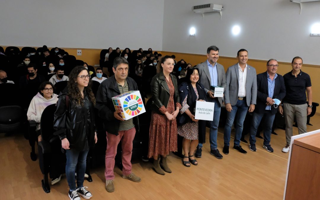 Escolares do Deza achéganse de primeira man á Unión Europea co eurodeputado Nicolás González Casares