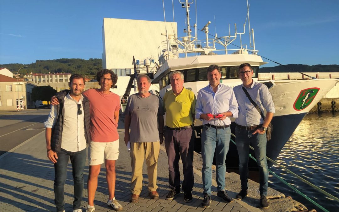 El PSdeG-PSOE de Marín y el eurodiputado Nicolás G. Casares se reúnen con el sector pesquero en Marín