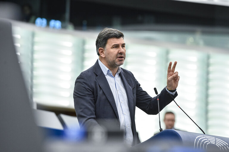 O eurodeputado Nicolás González chama á Comisión Europea a actuar nas granxas de visóns para evitar riscos epidémicos