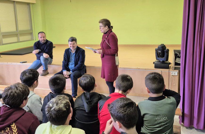 Europa entra en las aulas del CEP Plurilingüe de Riomaior de la mano del eurodiputado Nicolás González Casares