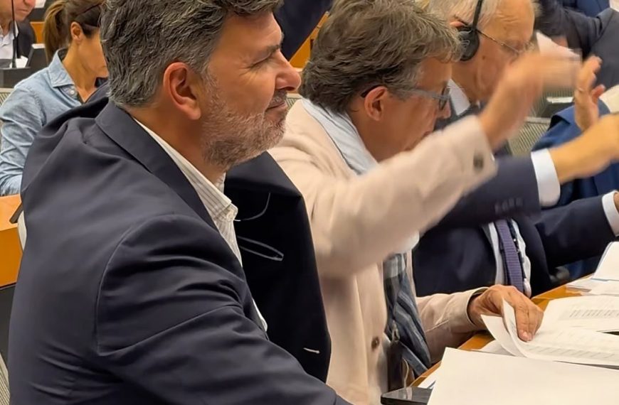 Nicolás González Casares logra un amplo consenso para o seu informe que pide acción europea contra as Enfermidades Raras