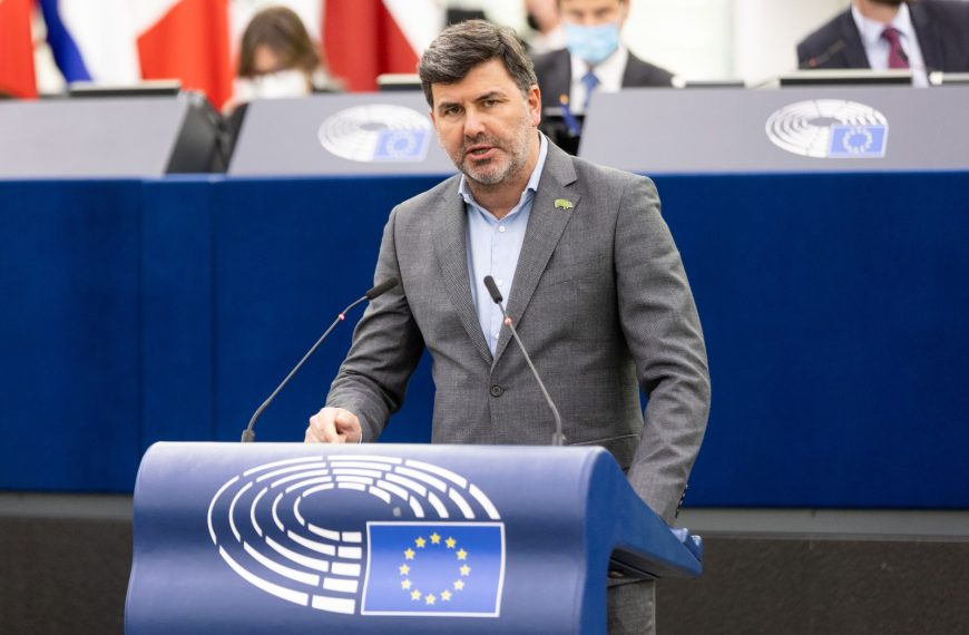 Casares defiende que los sectores del acero y el aluminio gallegos “salen reforzados” con la propuesta de Mecanismo de Ajuste en Frontera aprobada por el Parlamento